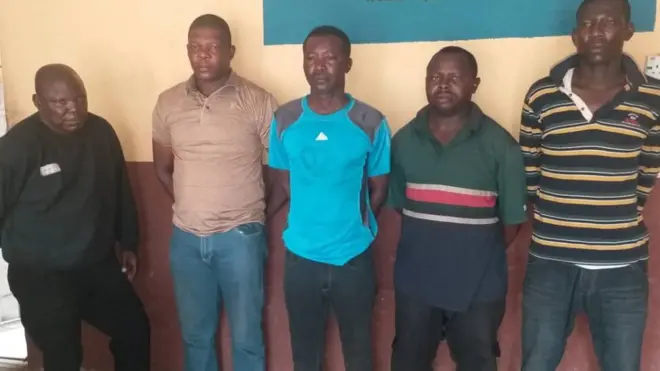 Police say dem still dey find one inside di officers wey dey wen di shooting happun.