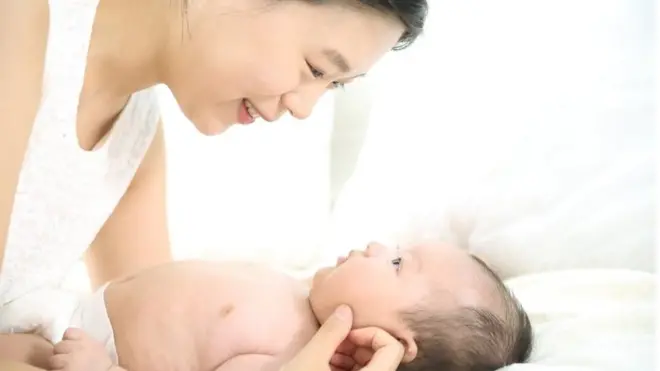 Una mujer surcoreana con su bebé recién nacido