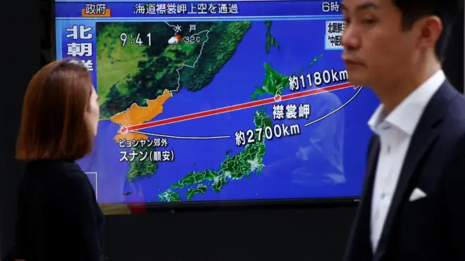 Füze haberini televizyon ekranlarından izleyen Japonlar