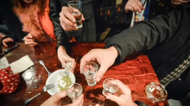 Заменять алкоголь суррогатами стало смертельно опасно в Иркутске