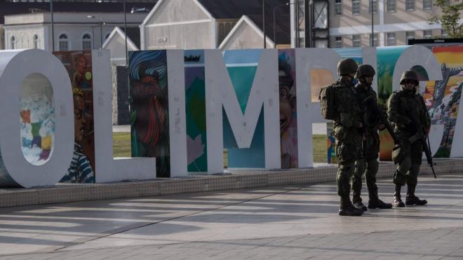 Militares em frente à placa Cidade Olímpica