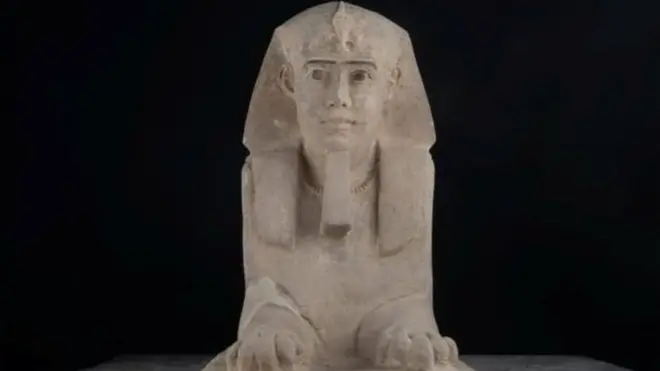 Selon les archéologues égyptiens, le sphinx remonte à la dynastie ptolémaïque, entre 305 et 30 avant Jésus-Christ.