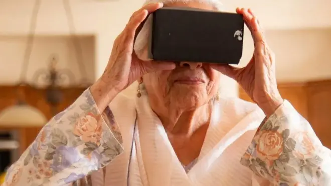 Žena sa naočarima za VR