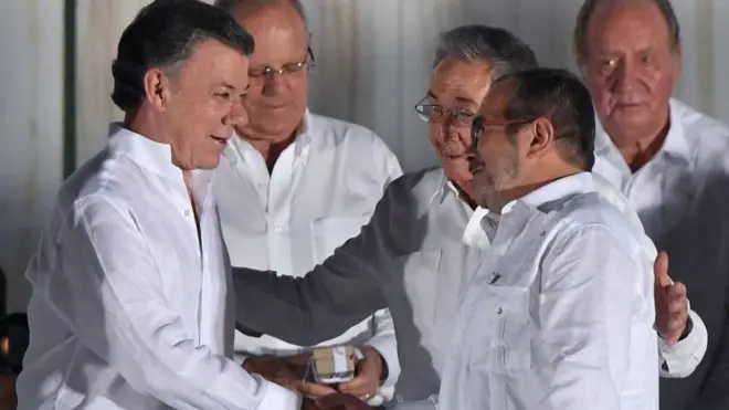 آقای سانتوس در سمت چپ با تیموشنکو دست می دهد