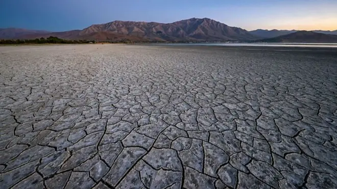 تصویری از کف دریاچه وان در شرق ترکیه که بر اثر خشکی ترک خورده است