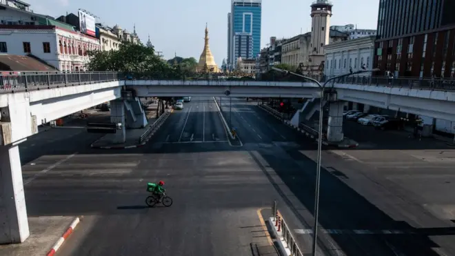 အိမ်ပြင်မထွက်ဖို့ မှာကြားချက်ကြောင့် ရန်ကုန်မြို့လယ်မှာ ရှင်းလင်းနေ