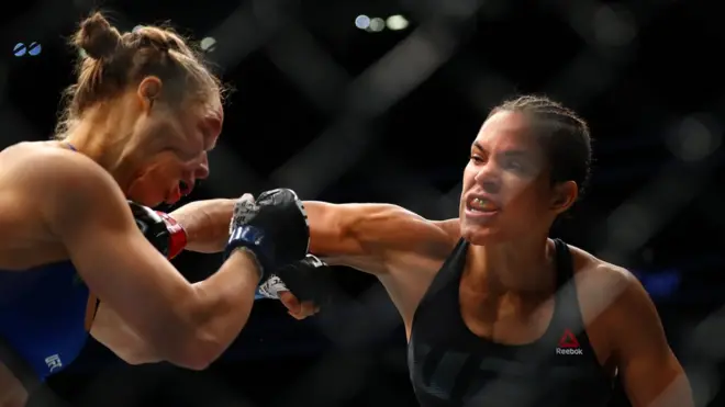 Rousey no pudo oponer resistencia a los ataques de la luchadora brasileña.