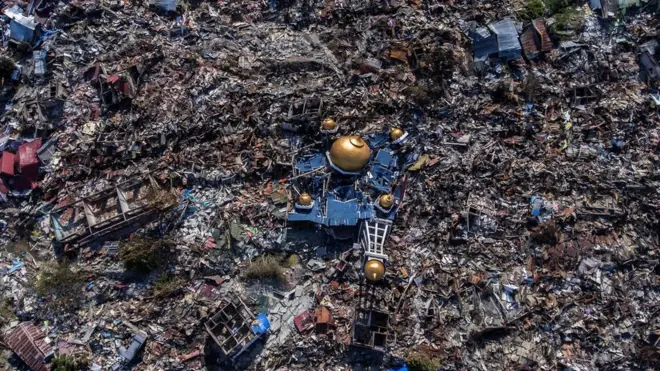 Зруйнована мечеть лежить серед уламків будівель