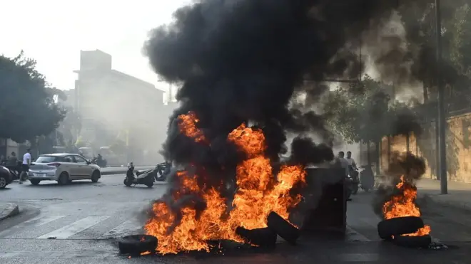 قطع الطرقات بعد استقالة سعد الحريري من تكليف الحكومة