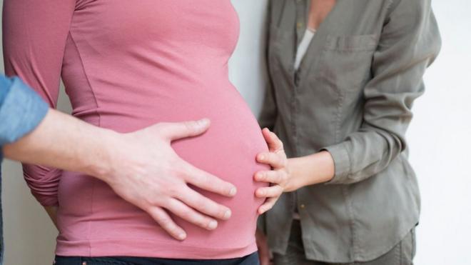 Um casal toca a barrigabilhete mega senauma mulher grávida