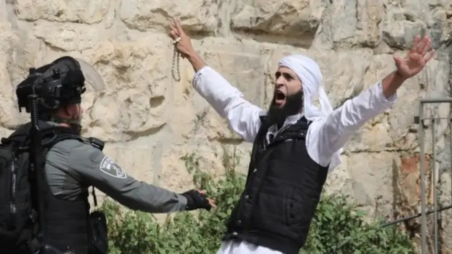 Israeli policeman and Palestinian argue in Jerusalem (10/05/21)