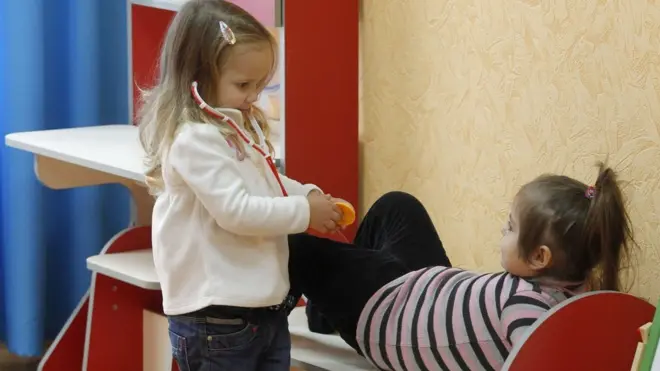 Невакциновані діти не можуть відвідувати школи та дитячі садки. Але довідки про щеплення часто фальсифікують