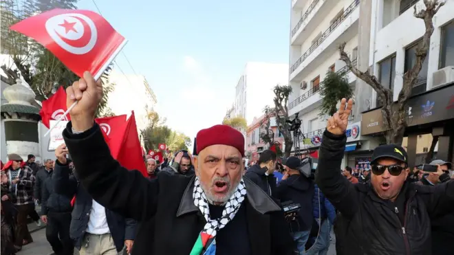 متظاهرون يهتفون وسط العاصمة تونس