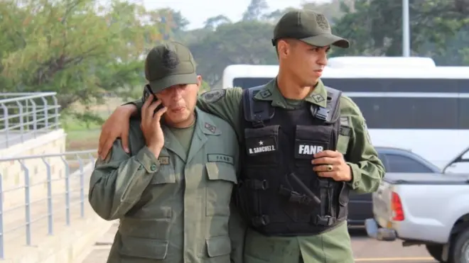 Dos de los efectivos de la Guardia Nacional Bolivariana que huyeron hacia Colombia.