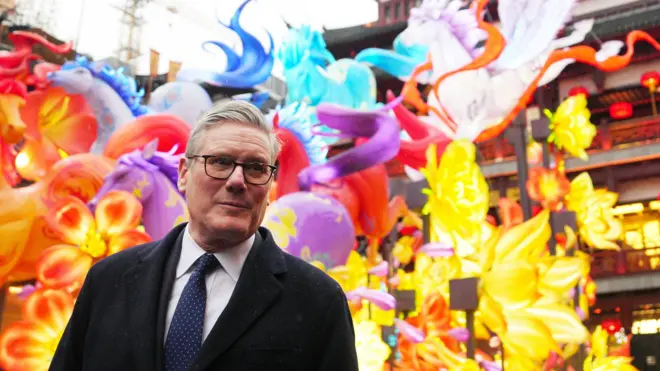 施紀賢爵士參觀上海豫園，在一組飛馬花燈前留影（30/1/2026）