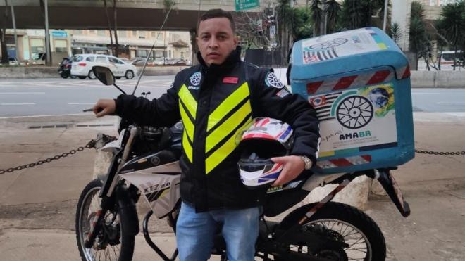 Edgar Francisco da Silva, o Gringo, ao lado daroleta do twister onlinemoto