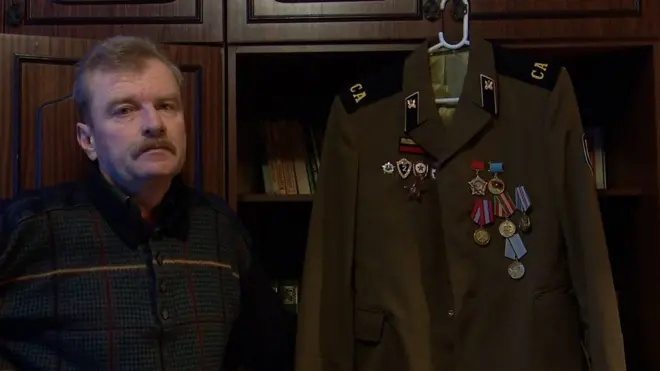 Гунтис Ваболе и его военный китель с наградами.