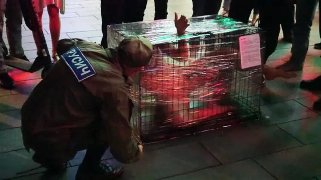 Ненашева заперлась в клетке, к которой был приклеен лист бумаги с текстом