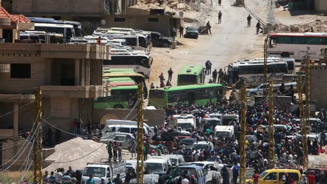 اللاجئون السوريون في "عرسال" استعدادا لركوب الحافلات التي تقلهم إلى الداخل السوري