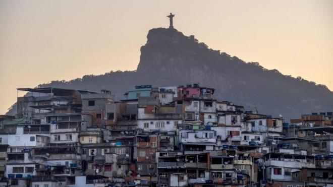 A estátua do Cristo Redentor e a favela do Morro da Coroa no Rio de Janeiro, Brasil (foto de arquivo)
