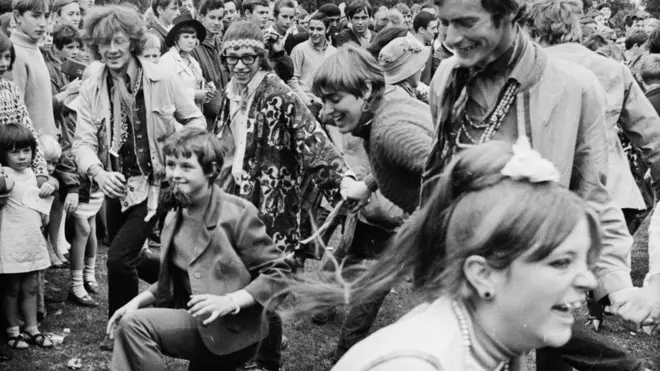 '사랑의 여름'은 이후 비슷한 유형의 여러 히피 축제들을 낳았다. 사진은 1967년 버킹엄셔에서 열린 히피 스타일의 결혼식 모습