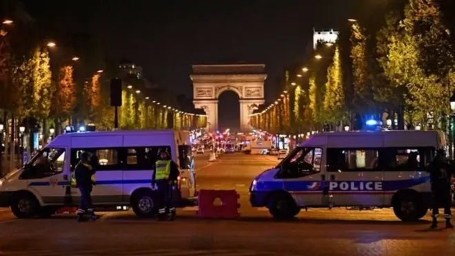 Єлисейські поля одна з найпопулярніших вулиць у Парижі