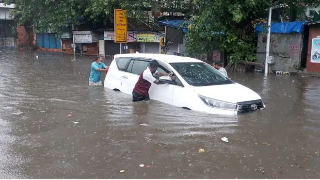 मुंबईत पाणी तुंबलं