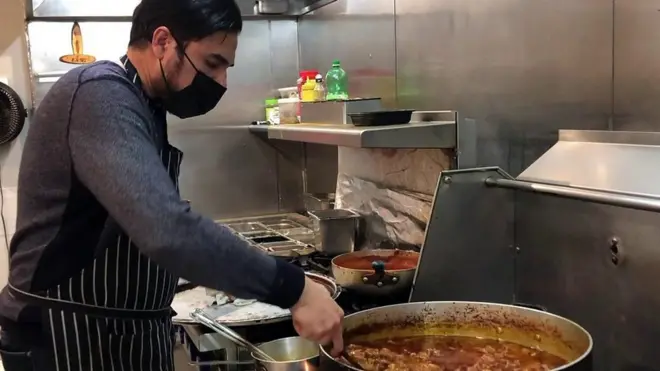 بے گھر امریکیوں کو مفت کھانا کھلانے والا پاکستانی مسیحا خود مشکلات سے دوچار