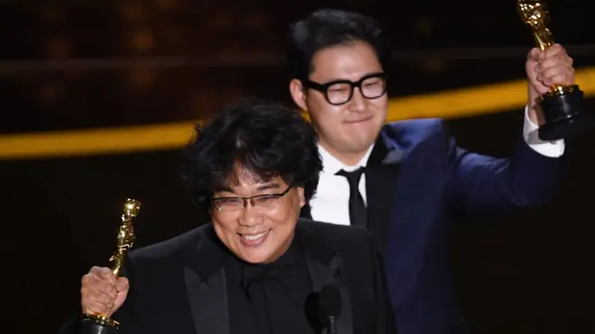 '기생충'으로 오스카상을 거머쥔 봉준호 감독(왼쪽)과 한진원 작가