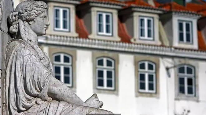 Bahkan patung-patung yang ada di alun-alun memiliki ekspresi melankolis (Kredit: Eye Ubiquitous/Getty)