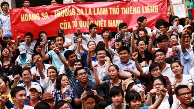 Các khẩu hiệu về biển đảo thu hút nhiều giới trẻ hoàn toàn không phải là những nhà hoạt động thường bị nhà chức trách 'hỏi thăm' trong dịp chống giàn khoan Trung Quốc hồi 2014 ở TPHCM