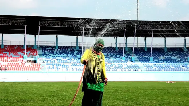 मैदानमा पानी हाल्दै कामदार