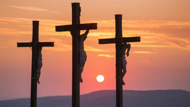 Tres cruces en medio de un atardecer