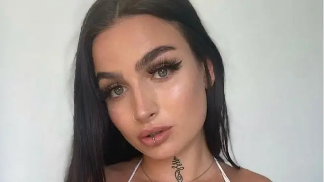 تعرضت بيل للملاحقة عبر الإنترنت من قبل أحد المعجبين