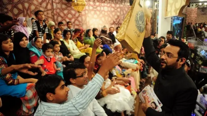 عامر لیاقت نے گذشتہ روز ہی سماجی رابطوں کی ویٹ سائٹ ٹوئٹر پر اعلان کیا تھا کہ وہ اب نجی ٹی وی چینل '24' سے جلد پروگرام کریں گے