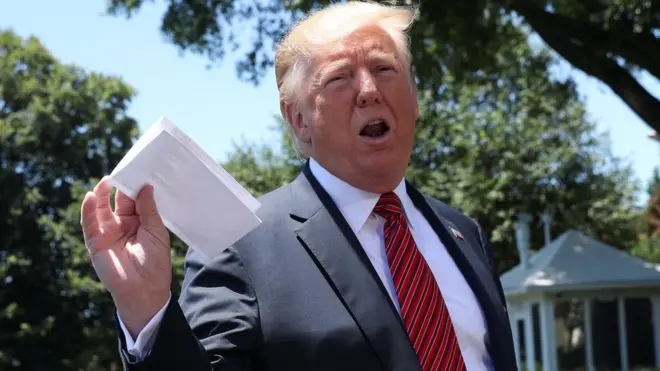 Трамп је махао папиром који се провиди