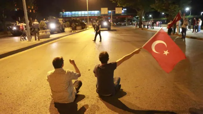 Ankara Kızılay'da tankların önünde oturan iki genç