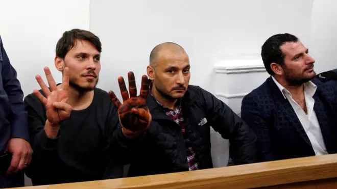 Gözaltına alınan Türkiye vatandaşlarından ikisi, basın mensuplarına önce Mısır'da askeri darbeye karşı protestolar sırasında Müslüman Kardeşler, daha sonra da Türkiye'de AKP ve Cumhurbaşkanı Erdoğan tarafından kullanılan 'Rabia' işareti yaparak poz verdi