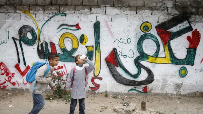 طفلان في مدينة غزة