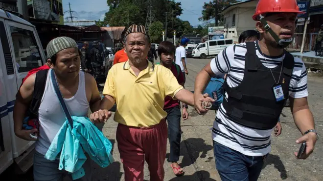 Puluhan warga berhasil melarikan diri sebelum gencatan senjata dilangsungkan.