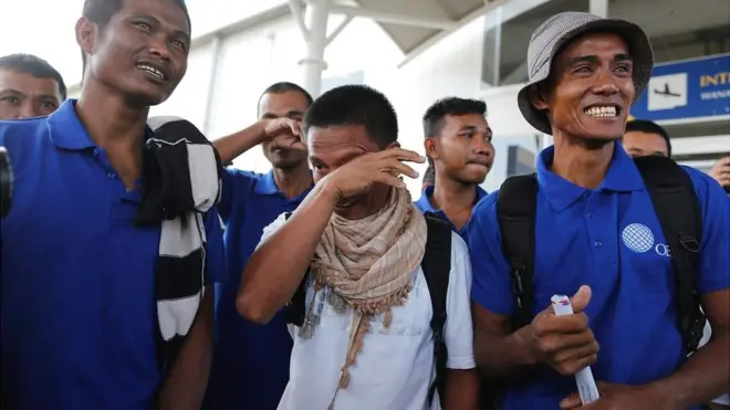 Los marineros, incluido Arnel Balbero (a la derecha), volaron a Kenia tras ser liberados.