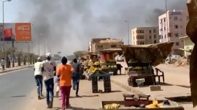 دخان يتصاعد عن بعد في الخرطوم ، السودان