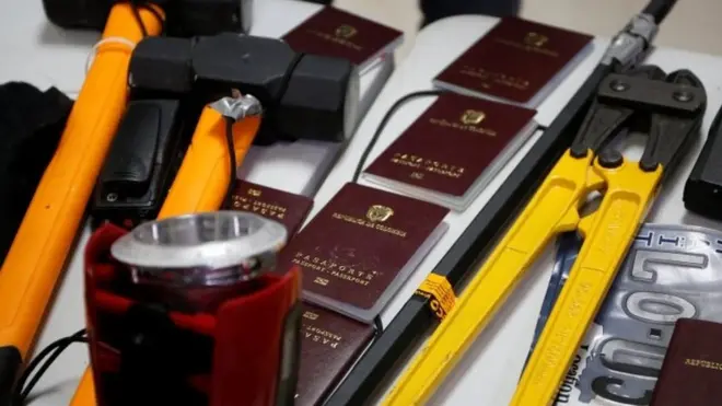 Qalab iyo baasaboorada Colombia oo ay booliska soo qabteen