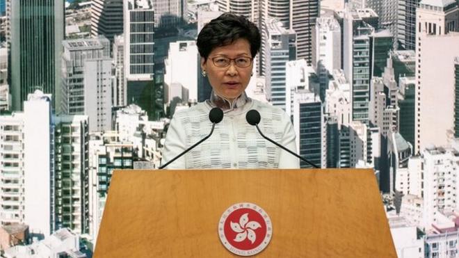 香港行政长官林郑月娥在星期六（6月15日）下午三点过出席记者发布会，宣布暂缓修订逃犯条例