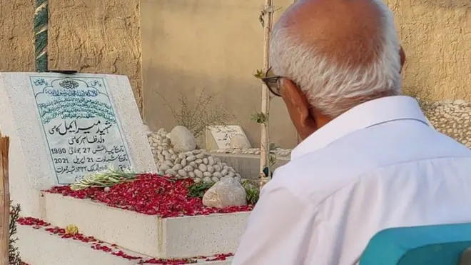 ارباب کاسی نے جوان بیٹے کی قبر کے پہلو میں سیمنٹ کا ایک بینچ بنوا رکھا اور اپنے وقت کا بیشتر حصہ وہ اِسی بینچ پر بیٹھ کر گزارتے ہیں