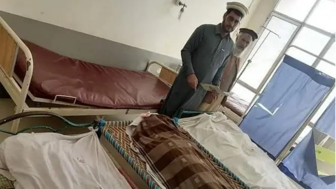 Jenazah perempuan yang tewas dalam serangan itu terlihat tertutup kain