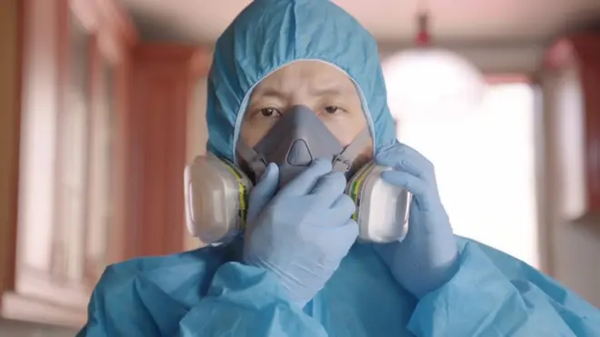 <고독사 청소부 > 김완씨는 사망한 이들이 남긴 흔적을 청소하는 고독사 청소부다. 현장에 갈때 마다 그는 판도라 상자를 여는 느낌이다. “죽음의 현장은 판도라의 상자죠 문 안쪽에 어떤 상황이 기다리는지 모르니까요”