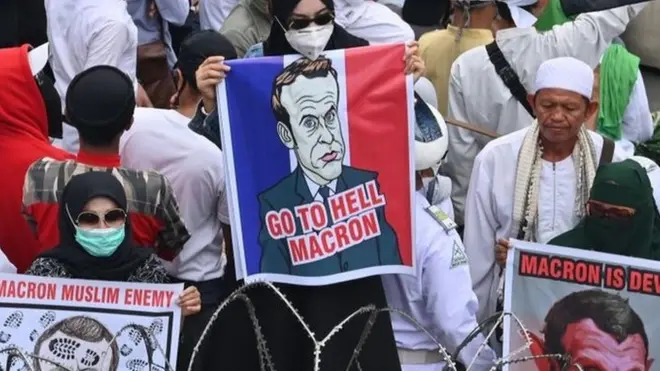 Ribuan massa dari kelompok Islam berunjuk rasa di luar kedutaan besar Prancis di Jakarta, Senin (02/11).