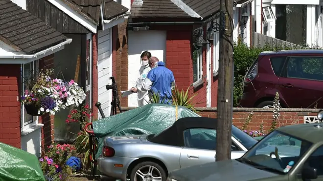 Atkinson'un evinde inceleme yapılırken çekilen fotoğraf.