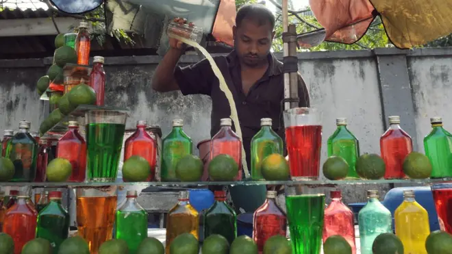 "අසීමිත ලෙස සීනි ගන්න ගියහම ඒ ශරීරයට ලැබෙන සීනි ප්‍රමාණය අපි වැය කරන්නේ නැත්නම් ව්‍යායාමවලින් හෝ වැඩ කිරීමෙන්, නැත්නම් වයසට ප්‍රශ්න මතුවෙනවා,"